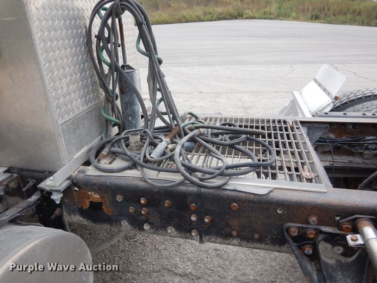 image for item DS1409 2004 Mack CX613  semi truck