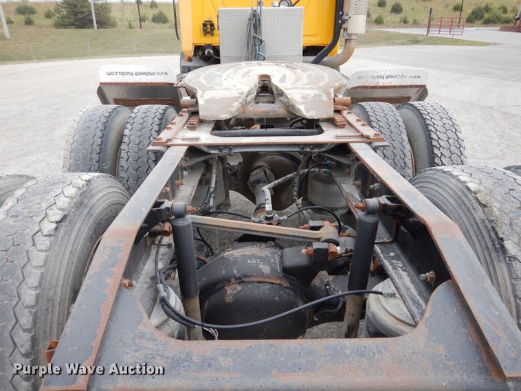 image for item DS1409 2004 Mack CX613  semi truck