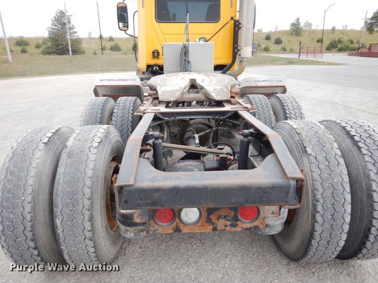 image for item DS1409 2004 Mack CX613  semi truck