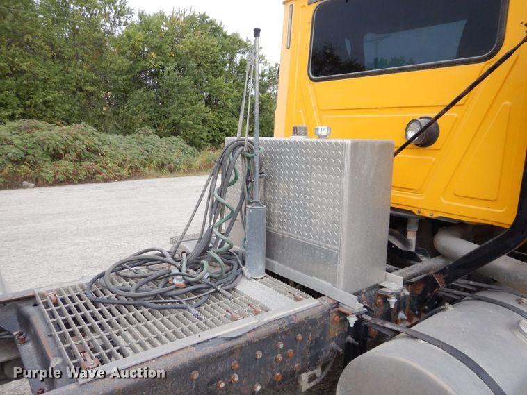 image for item DS1409 2004 Mack CX613  semi truck