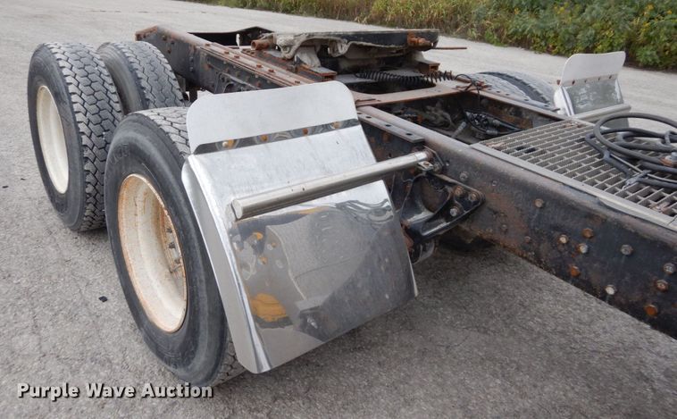 image for item DS1409 2004 Mack CX613  semi truck