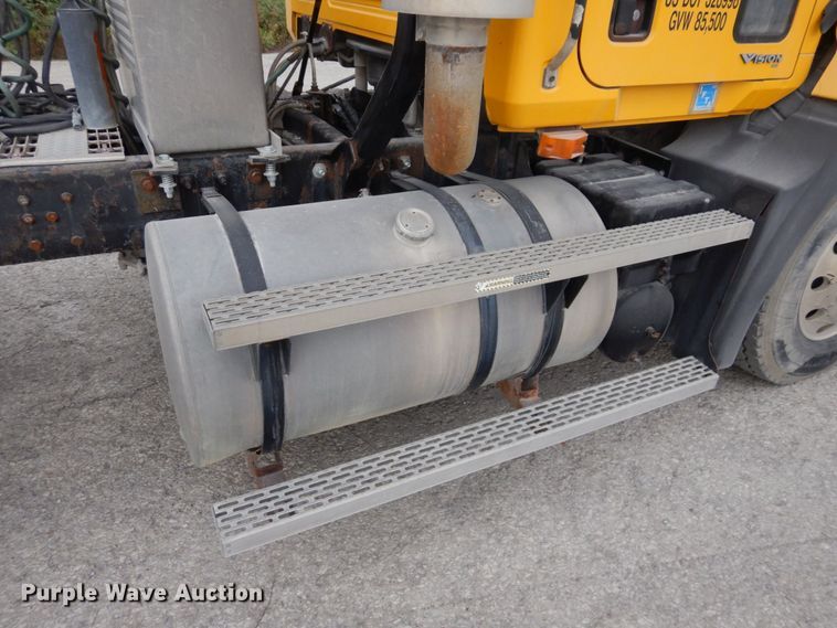 image for item DS1409 2004 Mack CX613  semi truck