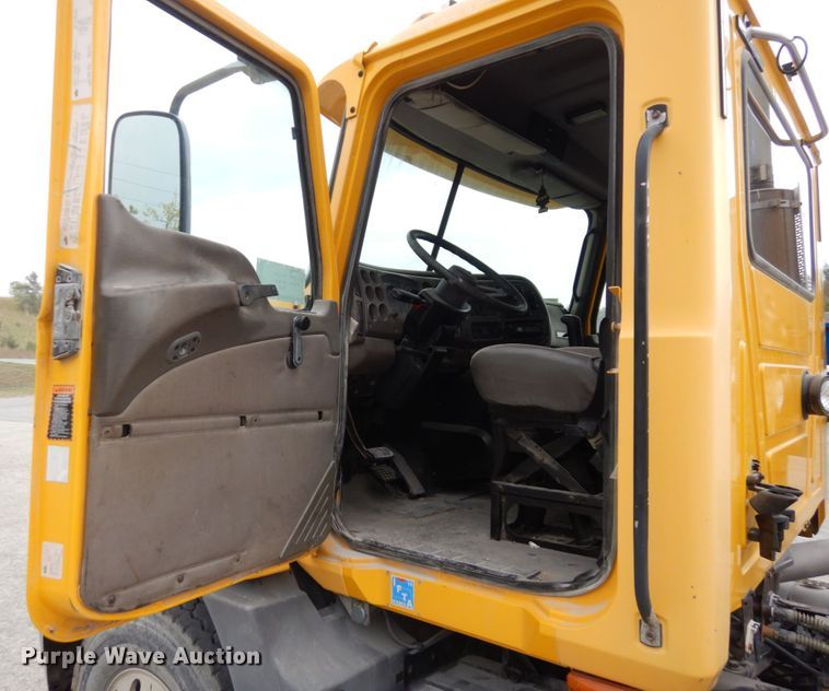 image for item DS1409 2004 Mack CX613  semi truck