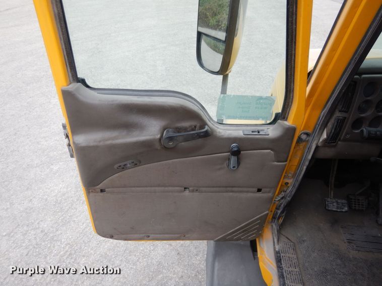 image for item DS1409 2004 Mack CX613  semi truck