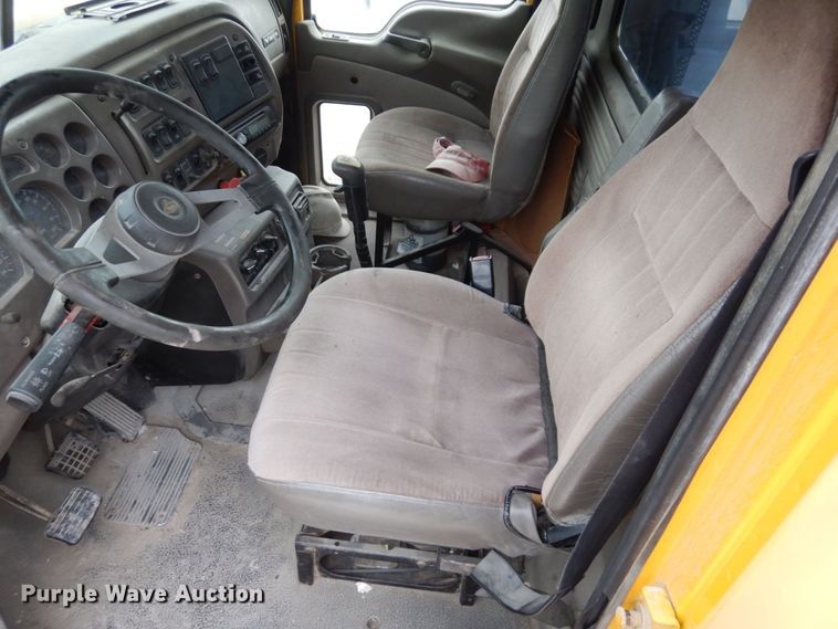 image for item DS1409 2004 Mack CX613  semi truck