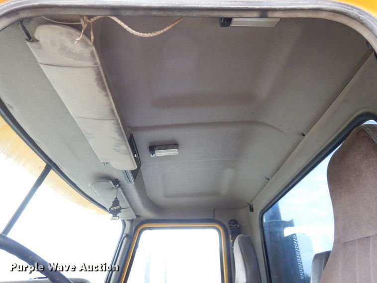 image for item DS1409 2004 Mack CX613  semi truck