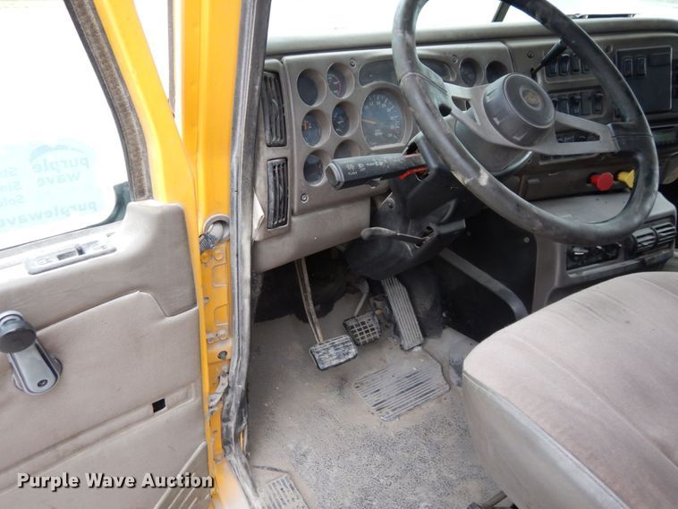 image for item DS1409 2004 Mack CX613  semi truck