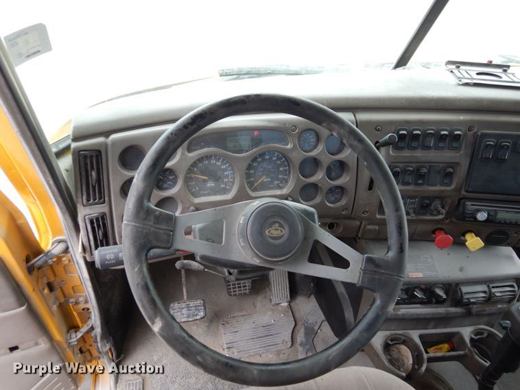 image for item DS1409 2004 Mack CX613  semi truck