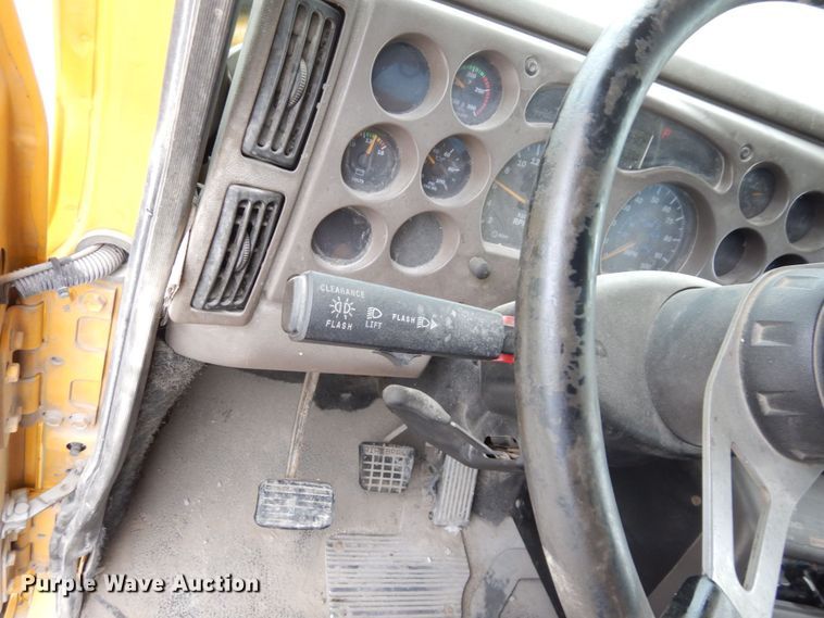 image for item DS1409 2004 Mack CX613  semi truck