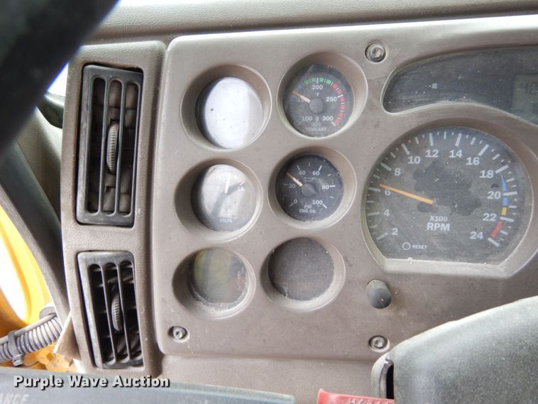 image for item DS1409 2004 Mack CX613  semi truck