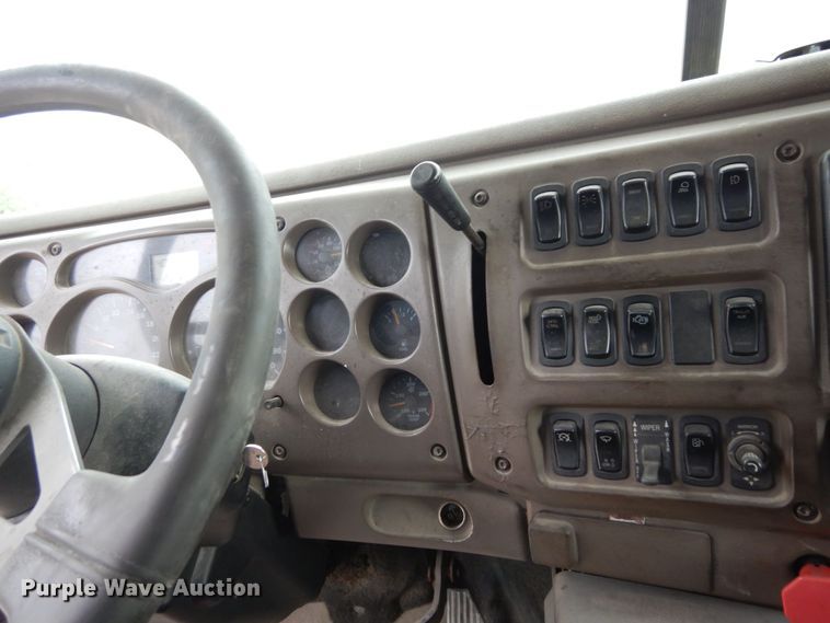 image for item DS1409 2004 Mack CX613  semi truck