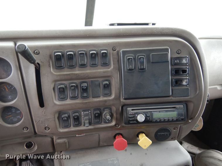 image for item DS1409 2004 Mack CX613  semi truck