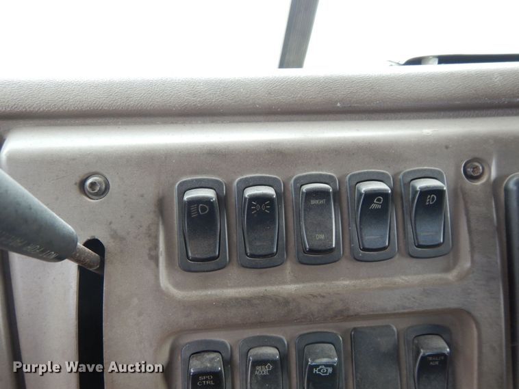 image for item DS1409 2004 Mack CX613  semi truck