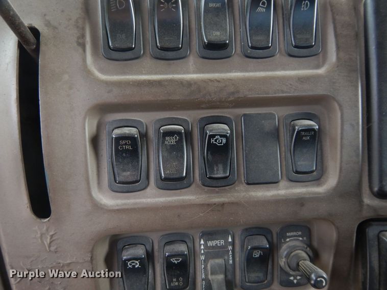 image for item DS1409 2004 Mack CX613  semi truck