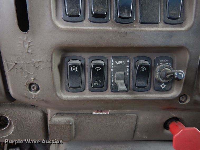 image for item DS1409 2004 Mack CX613  semi truck