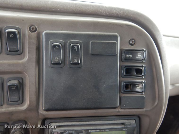 image for item DS1409 2004 Mack CX613  semi truck