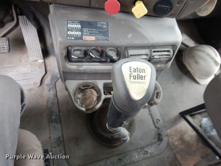 image for item DS1409 2004 Mack CX613  semi truck