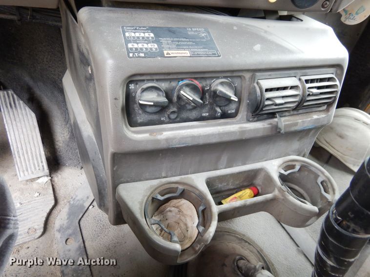 image for item DS1409 2004 Mack CX613  semi truck