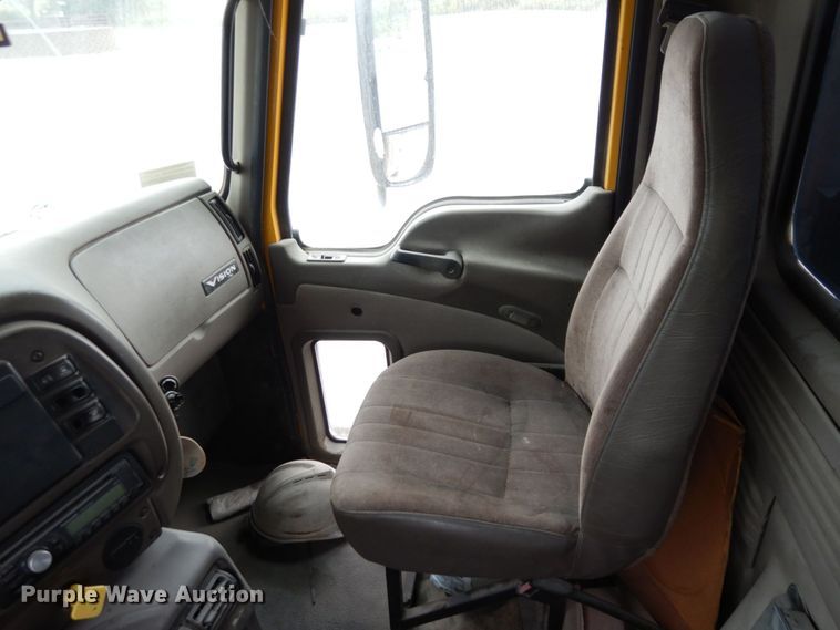 image for item DS1409 2004 Mack CX613  semi truck