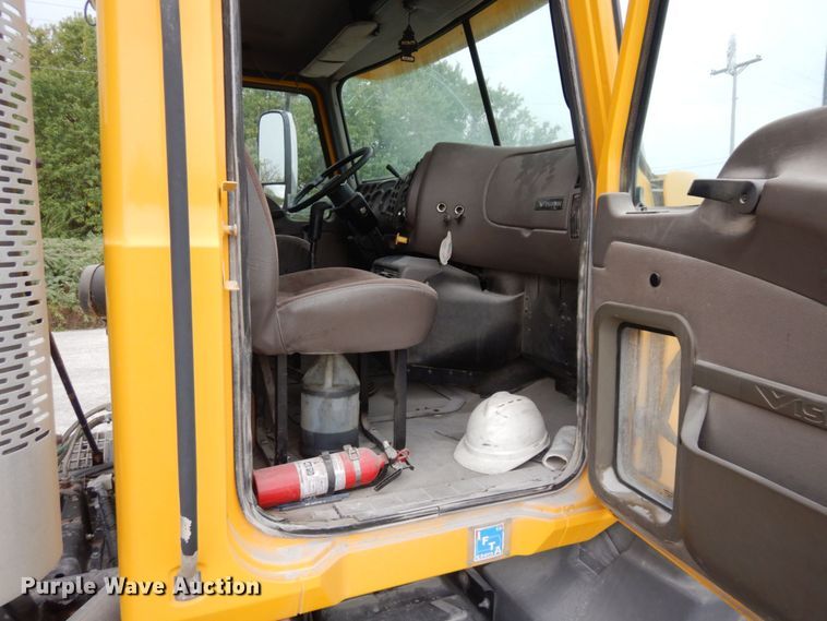 image for item DS1409 2004 Mack CX613  semi truck