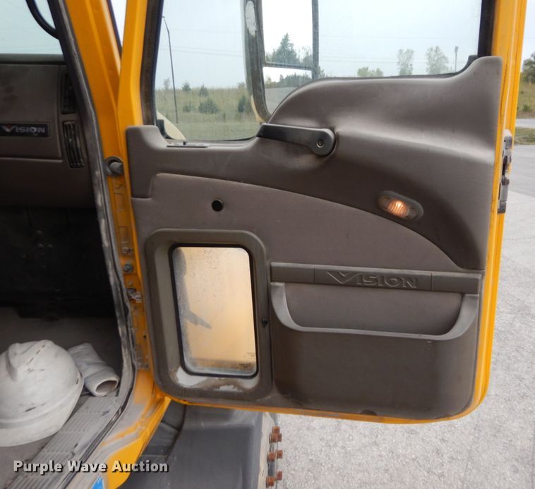 image for item DS1409 2004 Mack CX613  semi truck