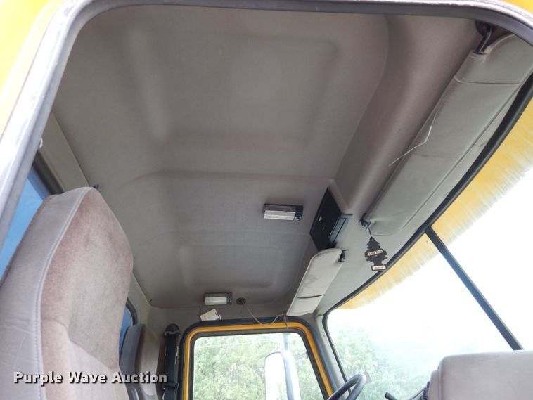 image for item DS1409 2004 Mack CX613  semi truck