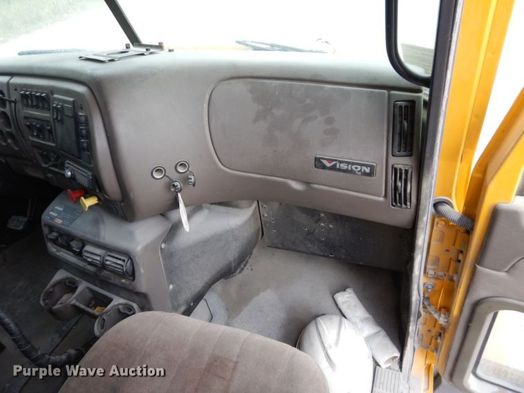 image for item DS1409 2004 Mack CX613  semi truck