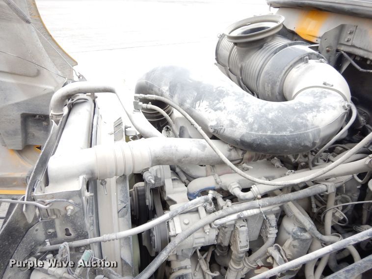 image for item DS1409 2004 Mack CX613  semi truck