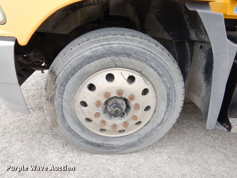 image for item DS1409 2004 Mack CX613  semi truck