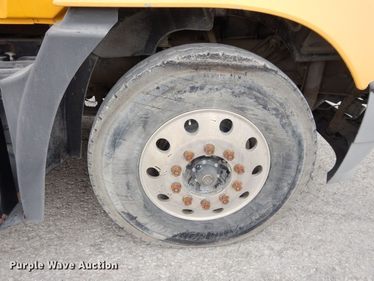 image for item DS1409 2004 Mack CX613  semi truck