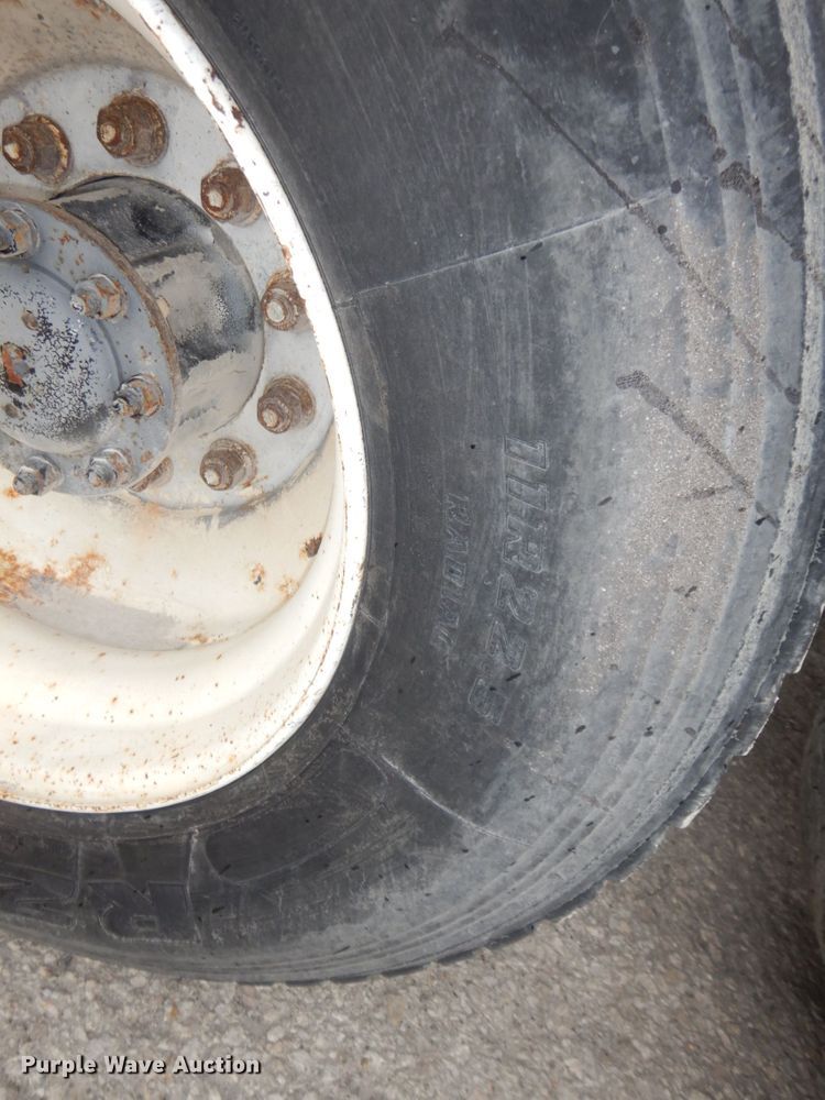 image for item DS1409 2004 Mack CX613  semi truck