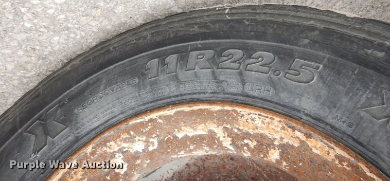 image for item DS1409 2004 Mack CX613  semi truck