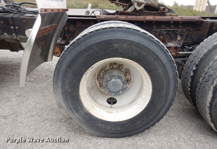 image for item DS1409 2004 Mack CX613  semi truck