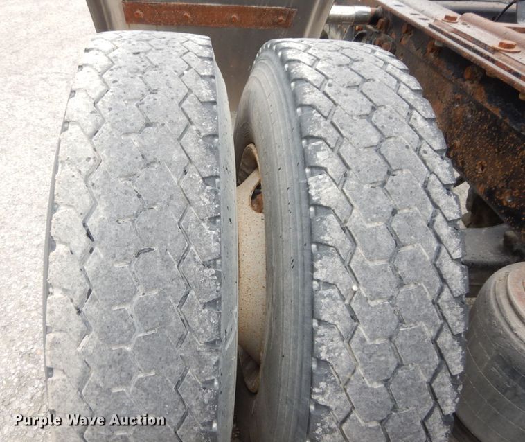 image for item DS1409 2004 Mack CX613  semi truck