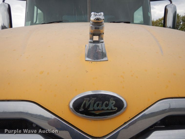 image for item DS1409 2004 Mack CX613  semi truck