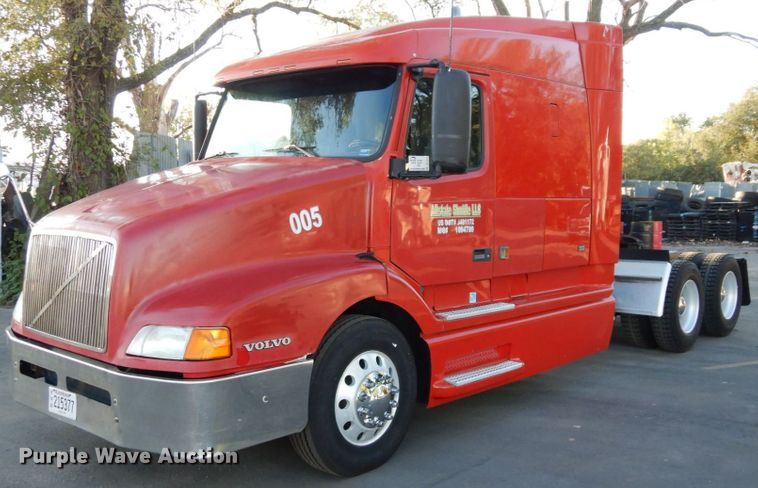 image for item DS1410 1998 Volvo  semi truck