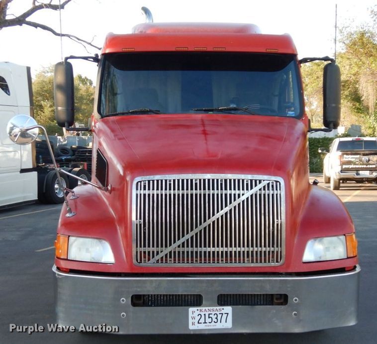 image for item DS1410 1998 Volvo  semi truck