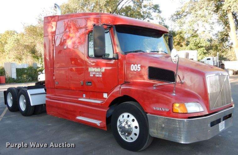 image for item DS1410 1998 Volvo  semi truck