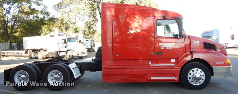 image for item DS1410 1998 Volvo  semi truck