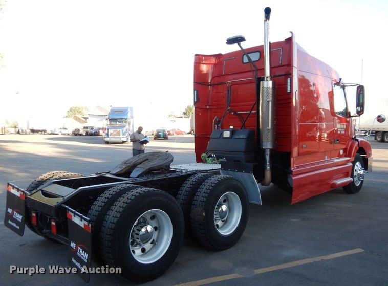 image for item DS1410 1998 Volvo  semi truck