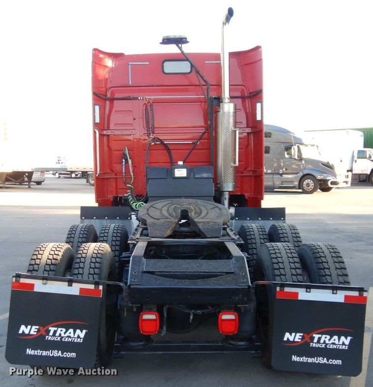 image for item DS1410 1998 Volvo  semi truck