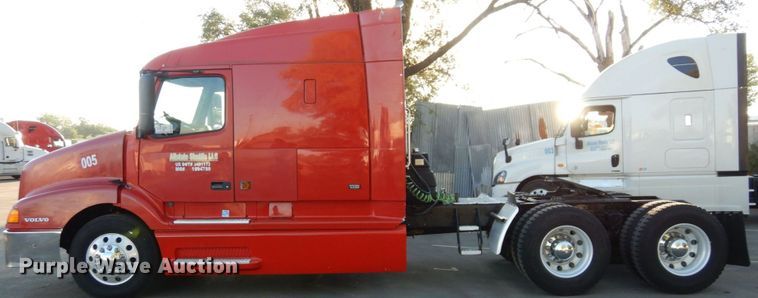 image for item DS1410 1998 Volvo  semi truck