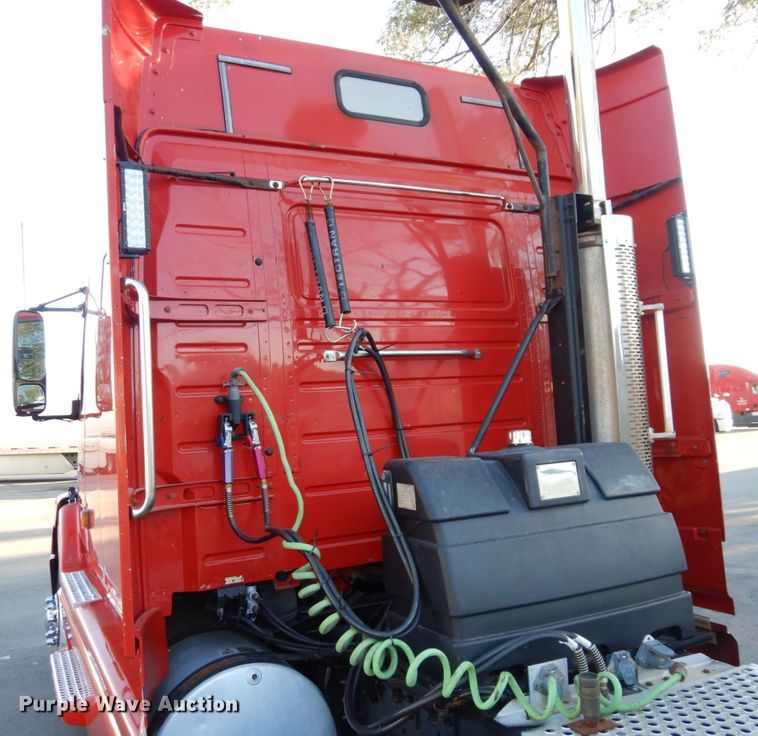 image for item DS1410 1998 Volvo  semi truck