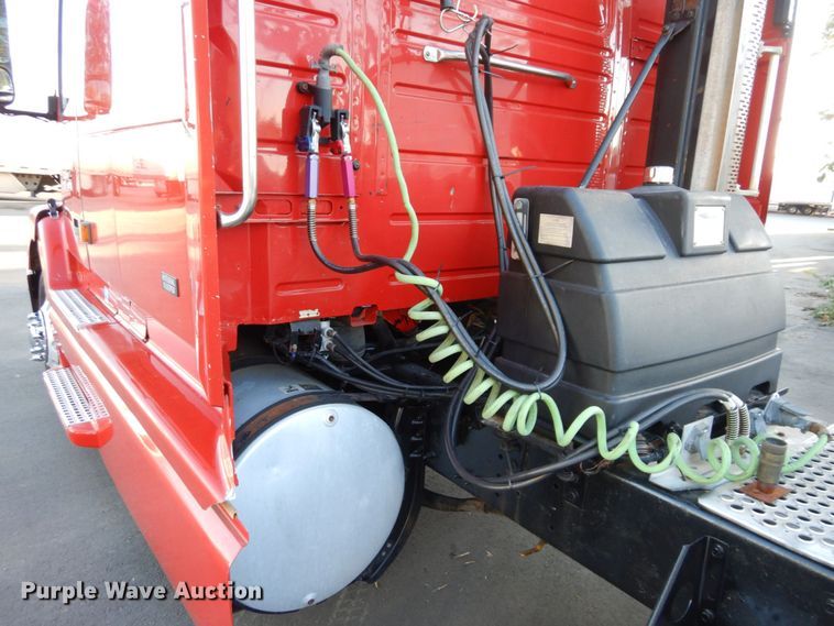 image for item DS1410 1998 Volvo  semi truck