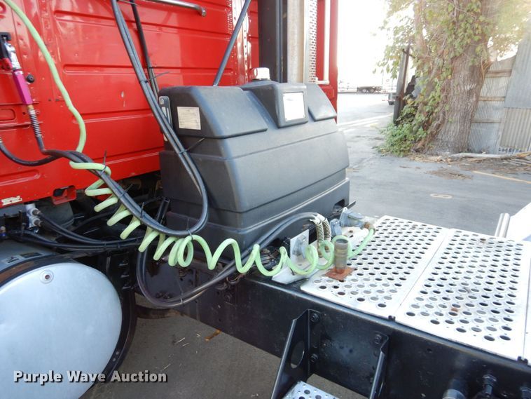 image for item DS1410 1998 Volvo  semi truck