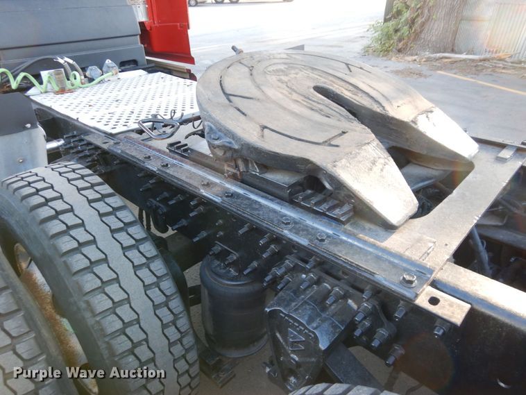 image for item DS1410 1998 Volvo  semi truck