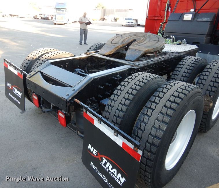 image for item DS1410 1998 Volvo  semi truck