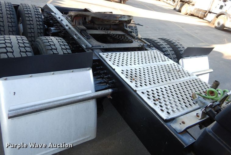 image for item DS1410 1998 Volvo  semi truck