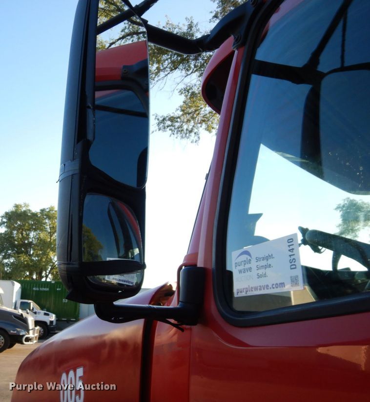 image for item DS1410 1998 Volvo  semi truck