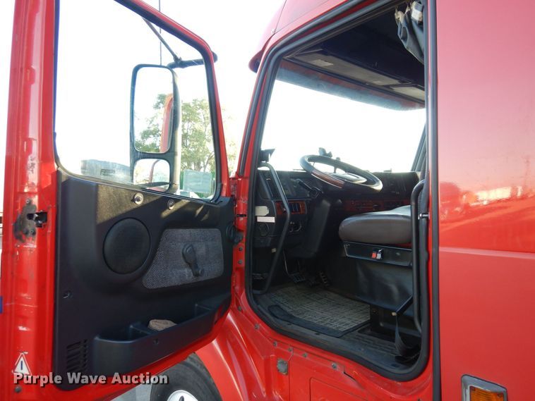 image for item DS1410 1998 Volvo  semi truck